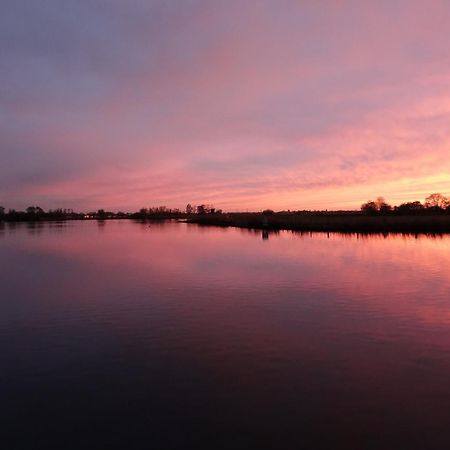 Mooi vakantiehuis prachtig gelegen aan het water Rijpwetering Buitenkant foto