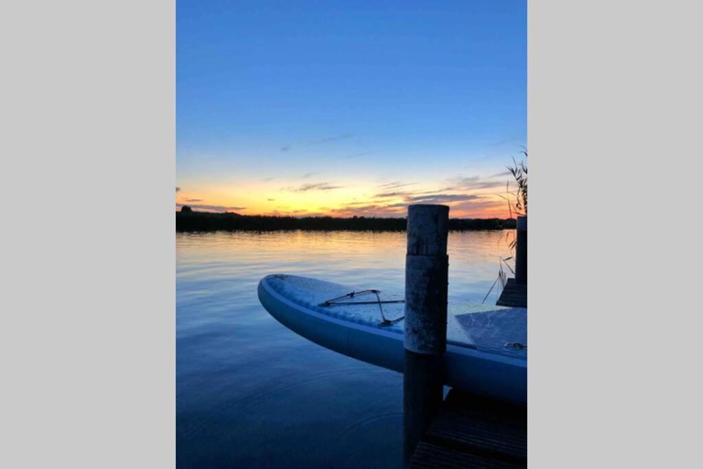 Mooi vakantiehuis prachtig gelegen aan het water Rijpwetering Buitenkant foto